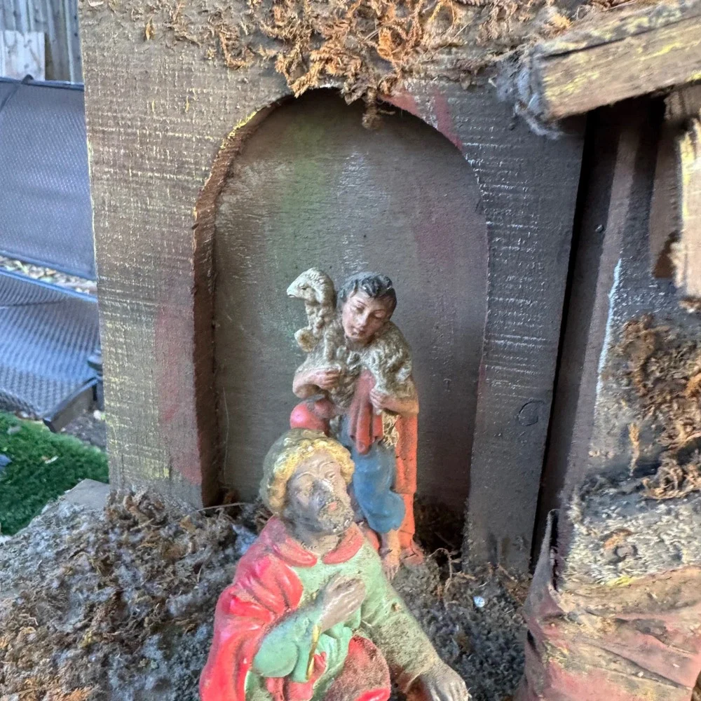 Vintage Italian Wood Nativity Scene Creche Stable w Fixed Hand Painted Figurines